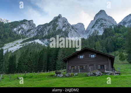 Gosau ist ein kleines Dorf in den österreichischen Alpen, die umgeben ist von einer sehr schönen Landschaft voller Seen und Berge rund um. Es ist eine große Stockfoto