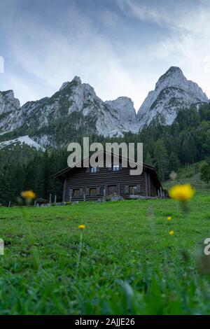 Gosau ist ein kleines Dorf in den österreichischen Alpen, die umgeben ist von einer sehr schönen Landschaft voller Seen und Berge rund um. Es ist eine große Stockfoto