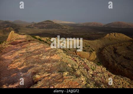 Schöne Vulkanlandschaft am frühen Morgen in Lanzarote, Spanien. Die calima Wind macht ein surreales Licht. Stockfoto