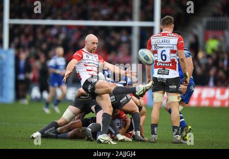 Kingsholm Stadion, Gloucester, Gloucestershire, Vereinigtes Königreich. Kingsholm Stadium, Gloucestershire, Vereinigtes Königreich. 4. Januar 2020; Kingsholm Stadion, Gloucester, Gloucestershire, England; English Premiership Rugby, Gloucester versus Badewanne; Willi Heinz von Gloucester Kicks von der Basis der Ruck - Redaktionelle Verwendung Stockfoto