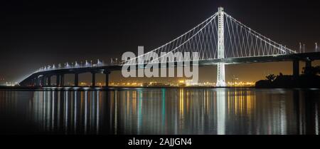 Östlichen Überspannung der San-Francisco-Oakland Bay Bridge Blick bei Nacht Stockfoto