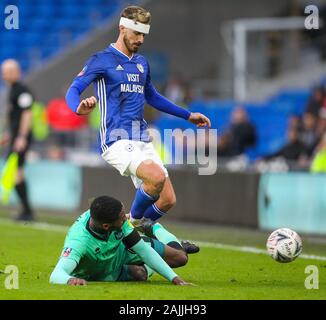 4. Januar 2020; Cardiff City Stadium, Cardiff, Glamorgan, Wales; den englischen FA Cup Fußball, Cardiff City versus Carlisle; Joe Bennett von Cardiff City ist von Aaron Hayden von Carlisle United - Ausschließlich redaktionelle Nutzung in Angriff genommen. Keine Verwendung mit nicht autorisierten Audio-, Video-, Daten-, Spielpläne, Verein/liga Logos oder "live" Dienstleistungen. On-line-in-Match mit 120 Bildern beschränkt, kein Video-Emulation. Keine Verwendung in Wetten, Spiele oder einzelne Verein/Liga/player Publikationen Stockfoto