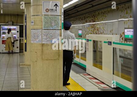 Tokio, Japan, 10. Mai 2019: Auf einer U-Bahn Linie. Sowohl der Tokyo Metro und der Toei U-Systeme sind eng mit einer einheitlichen Linie integriert Stockfoto