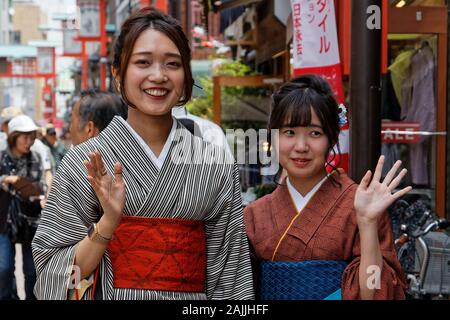 Tokio, Japan, 18. Mai 2019: lächelnden jungen japanischen Frauen im Kimono Dressing. Stockfoto