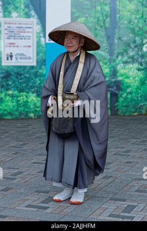 Tokio, Japan, 19. Mai 2019: alte, traditionelle japanische Mönch in einem Tokio Park Eingang. Stockfoto