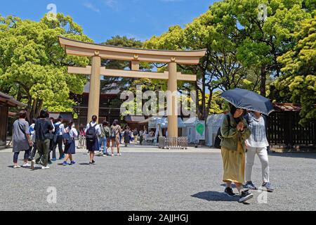 Tokio, Japan, 10. Mai 2019: ein TORII am Eingang des Meiji Tempel in Tokio. Meiji Tempel ist ein Shinto Schrein, die dem Vergöttert Geist gewidmet ist. Stockfoto