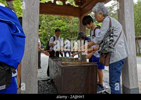 KAMAKURA, Japan, 13. Mai 2019: Traditionelle Waschung am Eingang des Kotoku-in. Der Tempel ist bekannt für seine Großen Buddha (daibutsu), ein Monumenta renommierte Stockfoto