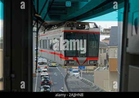 KAMAKURA, Japan, 13. Mai 2019: Monorail Shonan über den Stau zwischen Ofuna Station und Enoshima. Stockfoto