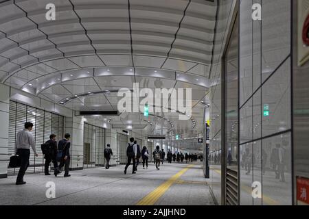 Tokio, Japan, 13. Mai 2019: in den Korridoren der Tokioter U-Bahn. Sowohl der Tokyo Metro und der Toei U-Systeme sind eng mit einer Unified syst integriert Stockfoto