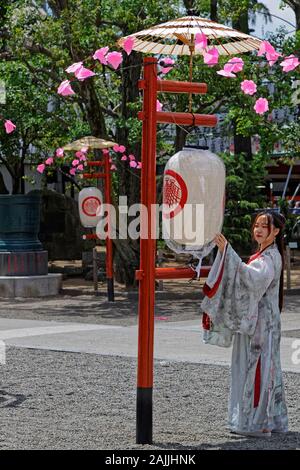 Tokio, Japan, 15. Mai 2019: junge japanische Frau im traditionellen Kimono an Senso-Ji Tempel Asakusa Viertel. Stockfoto