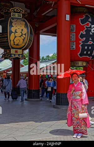 Tokio, Japan, 15. Mai 2019: junge japanische Frau im traditionellen Kimono an Senso-Ji Tempel Asakusa Viertel. Stockfoto