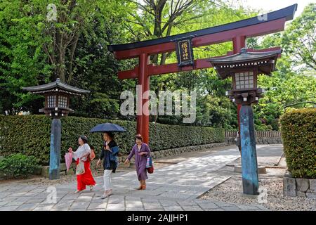 Tokio, Japan, 16. Mai 2019: Besucher am Eingang des Nezu Temple Gardens. Nezu ist ein Shintō-Schrein in der bunkyo ward von Tokio. Stockfoto