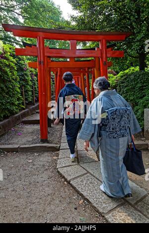 Tokio, Japan, 16. Mai 2019: die Frauen, die am Eingang zu den Weg der Torii in Nezu Tempel, ein Shinto Schrein in der bunkyo ward von Tokio. Stockfoto