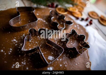 Nahaufnahme Seitenwinkel von Holiday Angel Ausstecher auf Teig Stockfoto