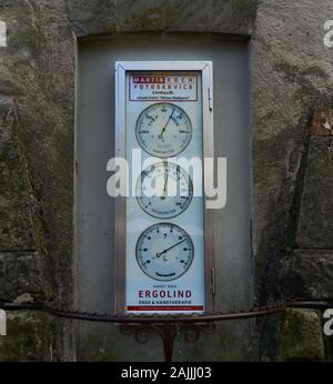 Alte vintage Wetter Multimeter Messgeräte in Stein gemeißelten Pilar im alten mittelalterlichen Dorf in der deutsch-schweizerischen Grenze. Stockfoto