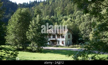 Schönen alten, verlassenen Land Haus weg in einer idyllischen Ecke der Schwarzwald in Deutschland versteckt Stockfoto