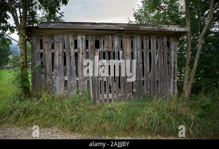 Wetter geschlagen und heruntergekommenen Baracke aus Holz in einer ländlichen Gegend im Süden von Bayern. Stockfoto