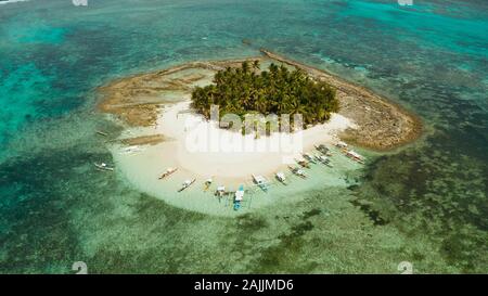 Tropische Landschaft: Guyam Insel mit einem wunderschönen Strand, Palmen von türkisblauem Wasser Blick von oben. Siargao, Philippinen. Sommer und Reisen Urlaub Begriff Stockfoto
