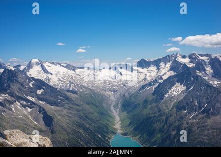 Blick auf den blauen See und Gletscher in Tirol an der Grenze zu Italien und Österreich Stockfoto