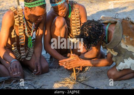 San Buschmänner, die zeigen, wie ein Feuer anzuzünden, Kalahari, Botswana Stockfoto