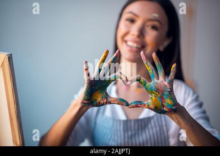 Selektiver Fokus der weibliche Hände in Farbe Stockfoto