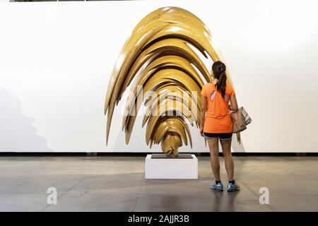 Januar 4, 2020: Detail von Tony Cragg die Arbeit, dass belegt den MuBe (Brasilianische Museum von Skulptur und Ökologie) als Teil der Ausstellung "seltene Arten. Tony Cragg, ein britischer Künstler, die ihren Wohnsitz in Deutschland und eines der bedeutendsten Bildhauer in der heutigen Welt, ist eine der wenigen Künstler, die sich mit einer Vielzahl von Materialien und zeigt Vertrautheit mit allen von Ihnen arbeitet. Neben Zeichnungen, die Show bei MuBE verfügt über Skulpturen in Holz, Bronze, Stahl, Stein, Aluminium und Glas präsentiert. Seine Produktion deckt eine intime Beziehung zwischen den gewählten Materialien und das endgültige Aussehen von Stockfoto