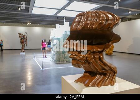 Januar 4, 2020: Detail von Tony Cragg die Arbeit, dass belegt den MuBe (Brasilianische Museum von Skulptur und Ökologie) als Teil der Ausstellung "seltene Arten. Tony Cragg, ein britischer Künstler, die ihren Wohnsitz in Deutschland und eines der bedeutendsten Bildhauer in der heutigen Welt, ist eine der wenigen Künstler, die sich mit einer Vielzahl von Materialien und zeigt Vertrautheit mit allen von Ihnen arbeitet. Neben Zeichnungen, die Show bei MuBE verfügt über Skulpturen in Holz, Bronze, Stahl, Stein, Aluminium und Glas präsentiert. Seine Produktion deckt eine intime Beziehung zwischen den gewählten Materialien und das endgültige Aussehen von Stockfoto