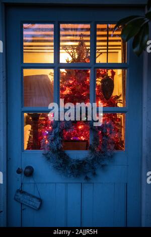 Helle Farben, am Weihnachtsbaum von außerhalb ein rustikales Landhaus in der Landschaft genommen Stockfoto
