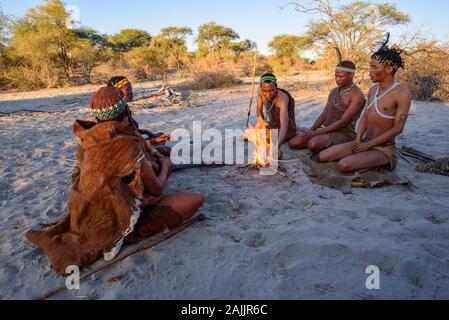 San Buschmännern Tanzen und Spielen um ein Feuer, Kalahari, Botswana Stockfoto