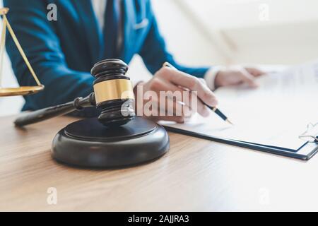 Das private Büro Arbeitsplatz für Berater ein junger Anwalt Rechtsvorschriften mit Hammer und Dokument auf Holz Tisch Stockfoto