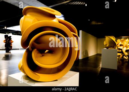 Januar 4, 2020: Detail von Tony Cragg die Arbeit, dass belegt den MuBe (Brasilianische Museum von Skulptur und Ökologie) als Teil der Ausstellung "seltene Arten. Tony Cragg, ein britischer Künstler, die ihren Wohnsitz in Deutschland und eines der bedeutendsten Bildhauer in der heutigen Welt, ist eine der wenigen Künstler, die sich mit einer Vielzahl von Materialien und zeigt Vertrautheit mit allen von Ihnen arbeitet. Neben Zeichnungen, die Show bei MuBE verfügt über Skulpturen in Holz, Bronze, Stahl, Stein, Aluminium und Glas präsentiert. Seine Produktion deckt eine intime Beziehung zwischen den gewählten Materialien und das endgültige Aussehen von Stockfoto