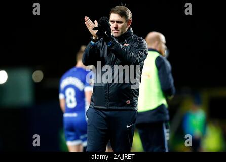 Hartlepool United manager Dave Challinor begrüßt die Fans nach dem letzten während der FA Cup in der dritten Runde an der Kassam Stadion, Oxford Pfeifen. Stockfoto