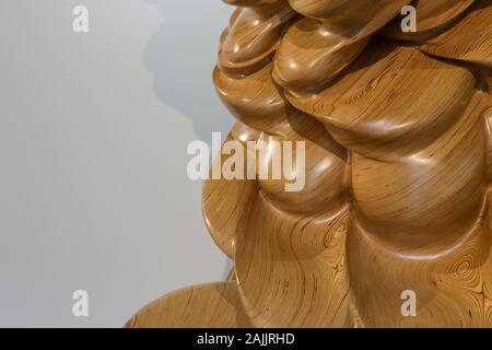 Januar 4, 2020: Detail von Tony Cragg die Arbeit, dass belegt den MuBe (Brasilianische Museum von Skulptur und Ökologie) als Teil der Ausstellung "seltene Arten. Tony Cragg, ein britischer Künstler, die ihren Wohnsitz in Deutschland und eines der bedeutendsten Bildhauer in der heutigen Welt, ist eine der wenigen Künstler, die sich mit einer Vielzahl von Materialien und zeigt Vertrautheit mit allen von Ihnen arbeitet. Neben Zeichnungen, die Show bei MuBE verfügt über Skulpturen in Holz, Bronze, Stahl, Stein, Aluminium und Glas präsentiert. Seine Produktion deckt eine intime Beziehung zwischen den gewählten Materialien und das endgültige Aussehen von Stockfoto