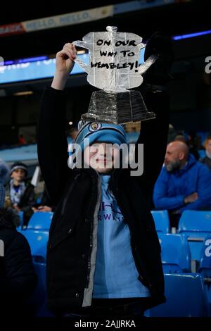 Manchester, Lancashire, UK. 4. Januar 2020; Etihad Stadium, Manchester, Lancashire, England; den englischen FA Cup Fußball, Manchester City gegen Port Vale; eine junge Stadt Ventilator stellt mit einem home FA Cup, die vor dem Spiel - Streng redaktionelle Verwendung. Keine Verwendung mit nicht autorisierten Audio-, Video-, Daten-, Spielpläne, Verein/liga Logos oder "live" Dienstleistungen. On-line-in-Match mit 120 Bildern beschränkt, kein Video-Emulation. Keine Verwendung in Wetten, Spiele oder einzelne Verein/Liga/player Publikationen Stockfoto