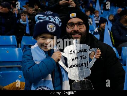 Manchester, Lancashire, UK. 4. Januar 2020; Etihad Stadium, Manchester, Lancashire, England; den englischen FA Cup Fußball, Manchester City gegen Port Vale; Vater und Sohn Stadt fans posieren für die Kamera vor dem Spiel - Streng redaktionelle Verwendung. Keine Verwendung mit nicht autorisierten Audio-, Video-, Daten-, Spielpläne, Verein/liga Logos oder "live" Dienstleistungen. On-line-in-Match mit 120 Bildern beschränkt, kein Video-Emulation. Keine Verwendung in Wetten, Spiele oder einzelne Verein/Liga/player Publikationen Stockfoto
