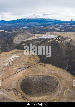 Mount Shasta in Nordkalifornien ist einer der größten und aktivsten Vulkane in der Cascade Range. Der Höhepunkt erreicht 14,160 Fuß in der Höhe. Stockfoto