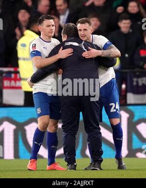 Tranmere Rovers manager Micky Mellon feiert mit Connor Jennings (links) und Peter Clarke nach seiner Seite ein Replay mit einem Unentschieden verdienen nach dem FA Cup in der dritten Runde an der Vicarage Road, Watford. Stockfoto