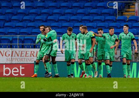 Harry McKirdy von Carlisle United (zweiter von links) feiert mit seinen Teamates, nachdem er seine Seiten zweite Ziel gegen Cardiff City. Die Emirate FA Cup, 3.Runde, Cardiff City v Carlisle Utd in Cardiff City Stadion am Samstag, den 4. Januar 2020. Dieses Bild dürfen nur für redaktionelle Zwecke verwendet werden. Nur die redaktionelle Nutzung, eine Lizenz für die gewerbliche Nutzung erforderlich. Keine Verwendung in Wetten, Spiele oder einer einzelnen Verein/Liga/player Publikationen. pic von Lewis Mitchell/Andrew Orchard sport Fotografie/Alamy leben Nachrichten Stockfoto