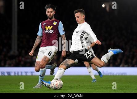 Aston Villa Henri Lansbury (links) und Fulham Joe Bryan Kampf um den Ball im FA Cup in die dritte Runde im Craven Cottage, London. Stockfoto