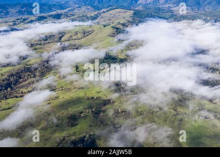 Eine niedrige Decke der Wolken wandert langsam über die Landschaft der zentralen Oregon. Diese Region ist für ihre wunderschöne ländliche Gemeinschaften bekannt. Stockfoto