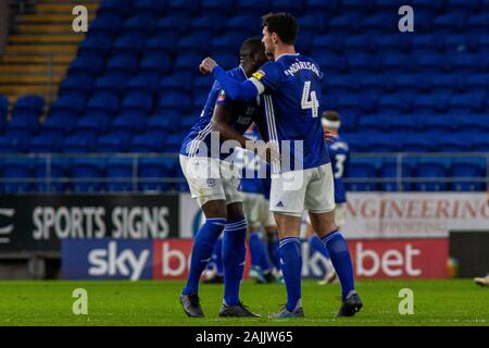 Sol Bamba von Cardiff City (L) und Sean Morrison von Cardiff City (R) feiern ihre Seiten Equalizer gegen Carlisle United zählte von Gavin Whyte (nicht abgebildet). Die Emirate FA Cup, 3.Runde, Cardiff City v Carlisle Utd in Cardiff City Stadion am Samstag, den 4. Januar 2020. Dieses Bild dürfen nur für redaktionelle Zwecke verwendet werden. Nur die redaktionelle Nutzung, eine Lizenz für die gewerbliche Nutzung erforderlich. Keine Verwendung in Wetten, Spiele oder einer einzelnen Verein/Liga/player Publikationen. pic von Lewis Mitchell/Andrew Orchard sport Fotografie/Alamy leben Nachrichten Stockfoto