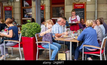 Das Abendessen auf der Terrasse genießen Sie einen warmen Sommernachmittag beim Essen und Trinken des Touristenattraktionen der Stadt Dresden. Stockfoto