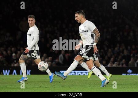 London, Großbritannien. 04 Jan, 2020. Anthony Knockaert von Fulham nimmt einen Schuß am Ziel. Die Emirate FA Cup, 3.Runde, Fulham gegen Aston Villa im Craven Cottage in London am Samstag, den 4. Januar 2020. Dieses Bild dürfen nur für redaktionelle Zwecke verwendet werden. Nur die redaktionelle Nutzung, eine Lizenz für die gewerbliche Nutzung erforderlich. Keine Verwendung in Wetten, Spiele oder einer einzelnen Verein/Liga/player Publikationen. pic von Steffan Bowen/Andrew Orchard sport Fotografie/Alamy Live news Credit: Andrew Orchard sport Fotografie/Alamy leben Nachrichten Stockfoto