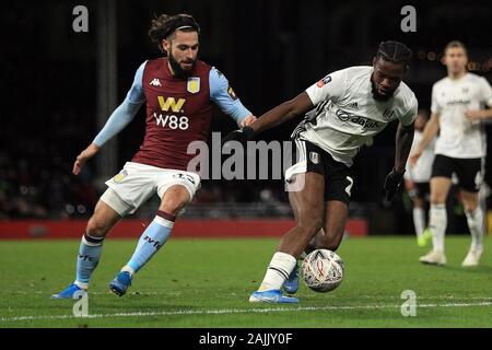 London, Großbritannien. 04 Jan, 2020. Josh Onomah von Fulham (R) in Aktion mit Jota von Aston Villa (L). Die Emirate FA Cup, 3.Runde, Fulham gegen Aston Villa im Craven Cottage in London am Samstag, den 4. Januar 2020. Dieses Bild dürfen nur für redaktionelle Zwecke verwendet werden. Nur die redaktionelle Nutzung, eine Lizenz für die gewerbliche Nutzung erforderlich. Keine Verwendung in Wetten, Spiele oder einer einzelnen Verein/Liga/player Publikationen. pic von Steffan Bowen/Andrew Orchard sport Fotografie/Alamy Live news Credit: Andrew Orchard sport Fotografie/Alamy leben Nachrichten Stockfoto