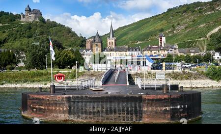 Blick von einem KD-Kreuzfahrtschiff auf den Rhein, während es in der beliebten urigen Touristenstadt Bacharach im mittelalterlichen Deutschland anlegt. Bergschloss. Stockfoto