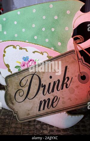 Trinken Anmelden, Alice im Wunderland, Blenheim Palace, Großbritannien Stockfoto