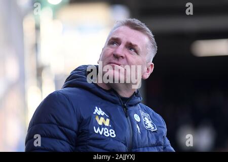 LONDON, ENGLAND - Januar 4, 2020: Villa manager Dean Smith dargestellt vor der FA Cup 2019/20 dritte runde Spiel zwischen FC Fulham und Aston Villa FC im Craven Cottage. Stockfoto