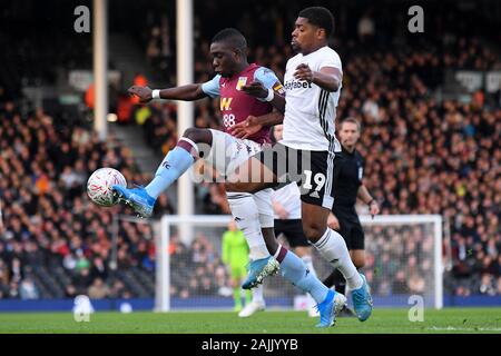 LONDON, ENGLAND - Januar 4, 2020: Wunderbare Nakamba der Villa und Ivan Cavaleiro von fulham dargestellt während der FA Cup 2019/20 dritte runde Spiel zwischen FC Fulham und Aston Villa FC im Craven Cottage. Stockfoto