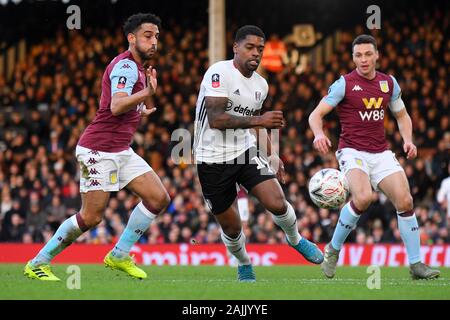 LONDON, ENGLAND - Januar 4, 2020: Neil Taylor von Villa und Ivan Cavaleiro von fulham dargestellt während der FA Cup 2019/20 dritte runde Spiel zwischen FC Fulham und Aston Villa FC im Craven Cottage. Stockfoto