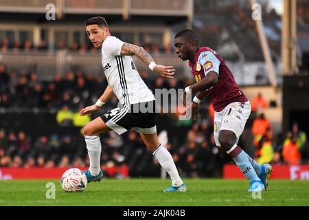 LONDON, ENGLAND - Januar 4, 2020: Anthony Knockaert von Fulham und wunderbar Nakamba der Villa dargestellt während der FA Cup 2019/20 dritte runde Spiel zwischen FC Fulham und Aston Villa FC im Craven Cottage. Stockfoto